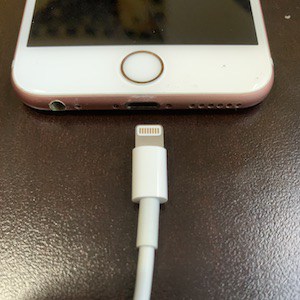 Comment choisir le meilleur microphone pour votre mobile 11 Connecteur Lightning sur iPhone 6