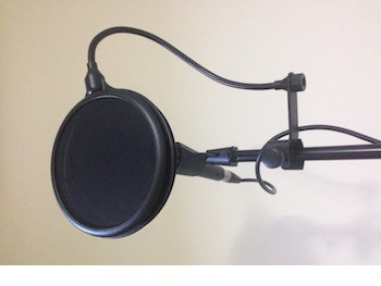 ¿Necesito un filtro pop para transmitir con un micrófono? 4 Un filtro pop en la parte delantera de un micrófono Shure SM58.