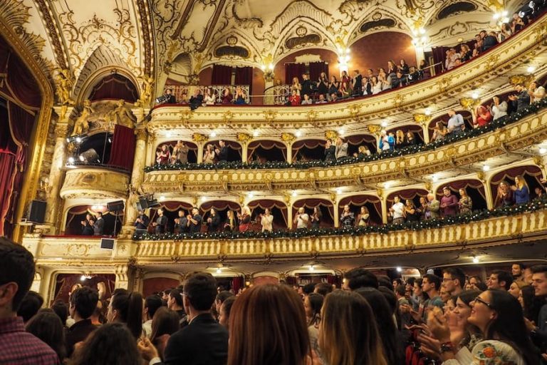 Wurden jemals Mikrofone in Opernaufführungen verwendet?