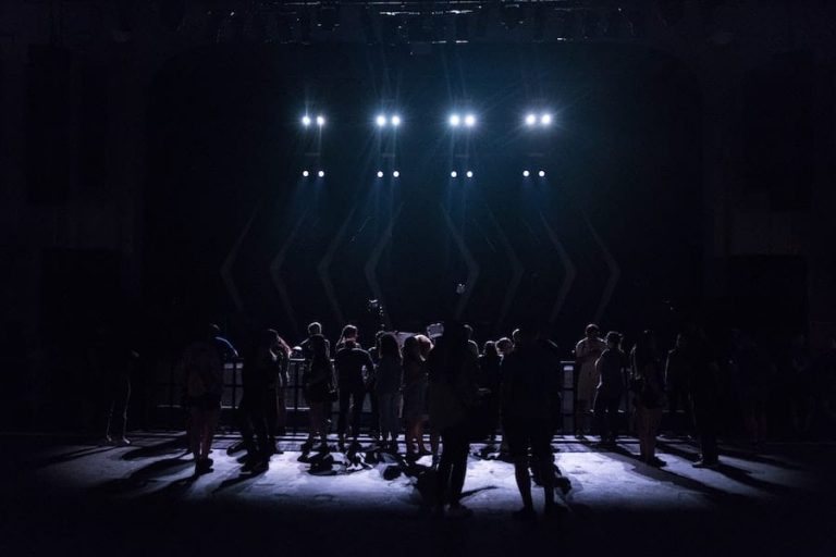 Werden am Broadway und in anderen Theatern Mikrofone verwendet?